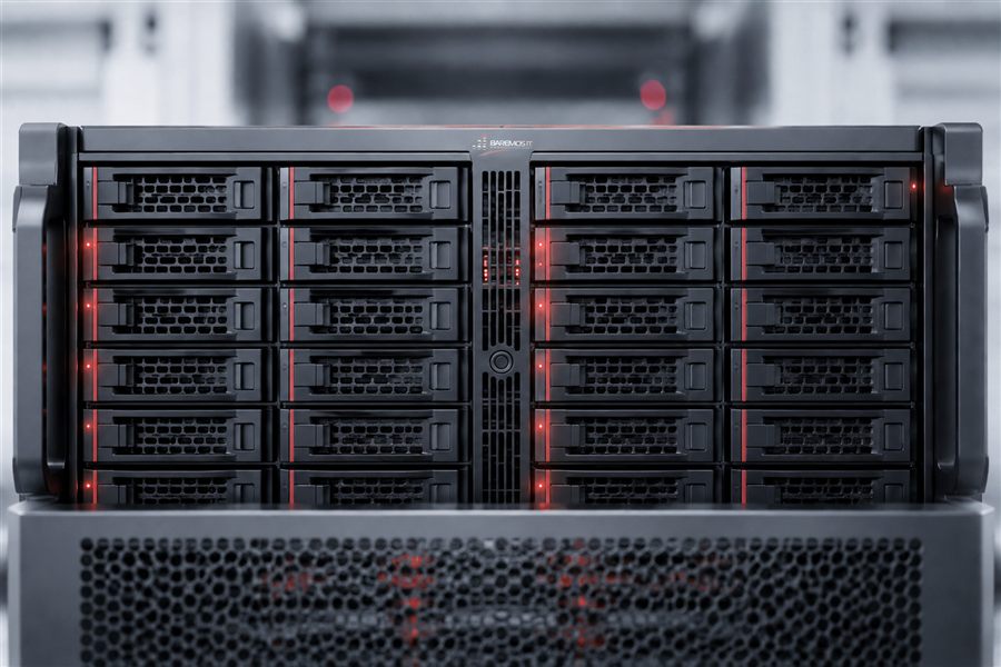Storage-System mit Festplatteneinschüben und Statusanzeigen